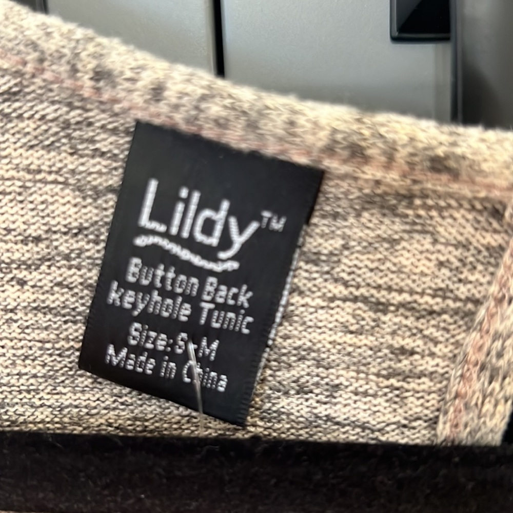 NWT {Lildy}Sz S/M Tan Heather Back Button Keyhole Tunic Top w/Bell Sleeves - Picture 4 of 9